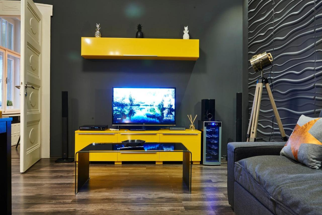 Central Location Yellow-Black Apartment 布达佩斯 外观 照片